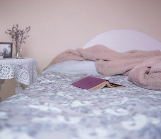 parete dietro al letto